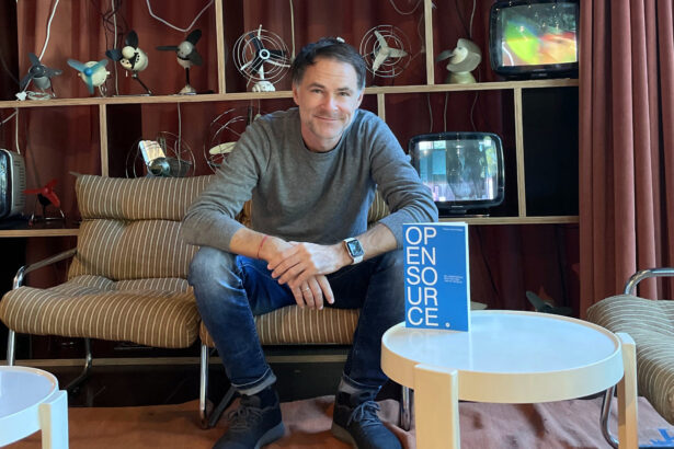Autor Thomas Sommeregger mit seinem Buch OPEN SOURCE
