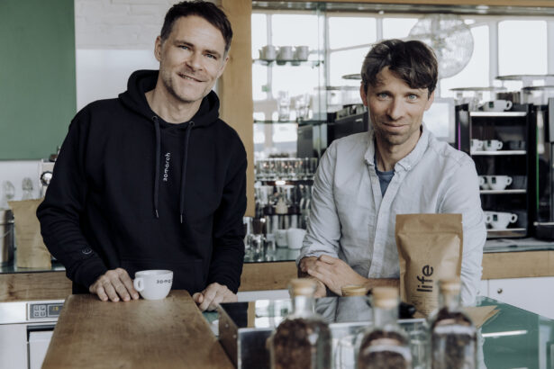 Kaffee rösten mit Rafael Schärf / Familie Schärf Kaffee Rösterei Saalfelden, Salzburg © Creating Click