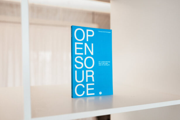 Macht sich gut im Bücherregal: Mein neues Buch OPEN SOURCE, entstanden aus einer losen Notiz heraus
