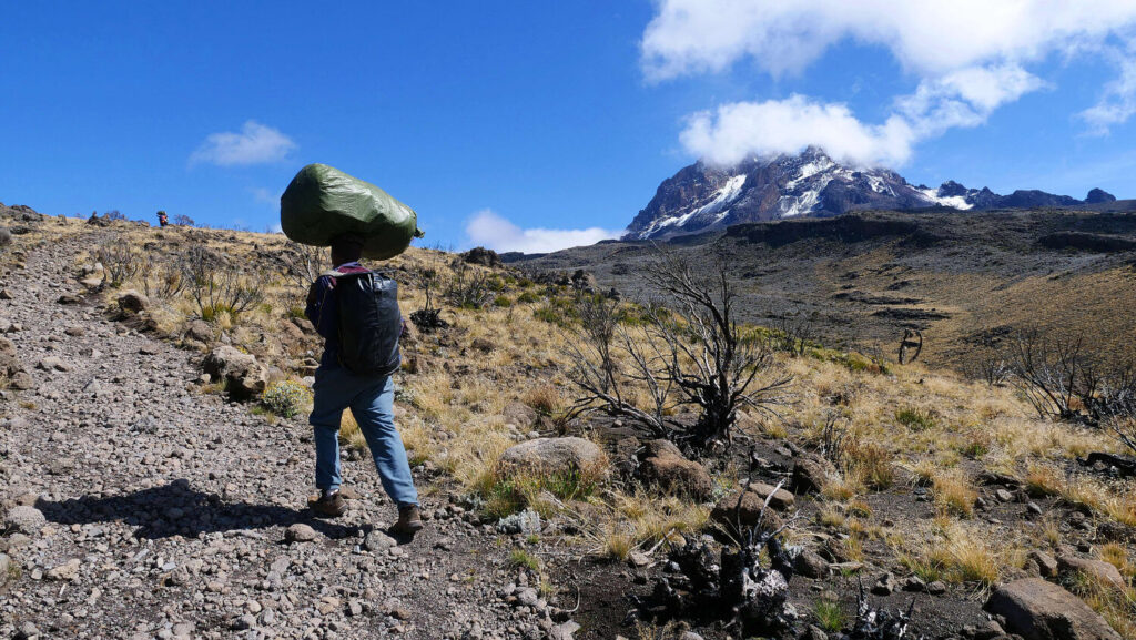 Maximal 15kg darf dein großer Seesack wiegen, wenn du auf den Kilimandscharo gehst. Die Träger bringen dein Gepäck von Station zu Station auf deiner Tour © Foto: Rudi Stangl - kilimanjaro.at